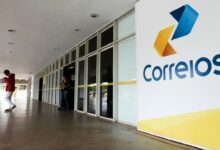 Fachada com logo dos Correios e pessoas circulando