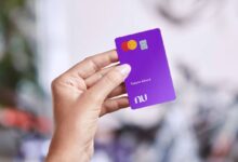 Pessoa segurando cartão do Nubank, simbolizando o lançamento do chip físico da NuCel.