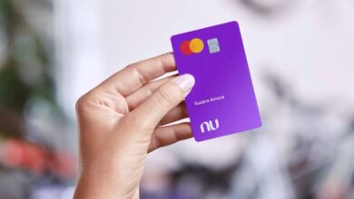 Pessoa segurando cartão do Nubank, simbolizando o lançamento do chip físico da NuCel.