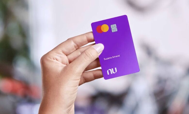 Pessoa segurando cartão do Nubank, simbolizando o lançamento do chip físico da NuCel.
