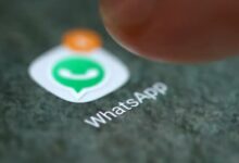 Ícone do WhatsApp sendo tocado na tela de um smartphone