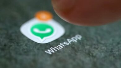 Ícone do WhatsApp sendo tocado na tela de um smartphone