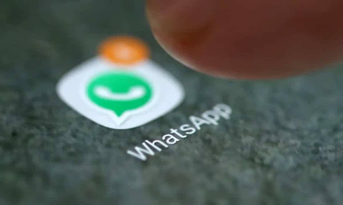 Ícone do WhatsApp sendo tocado na tela de um smartphone