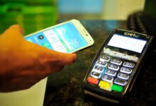 Pagamento via aproximação com celular e terminal de pagamento Cielo.