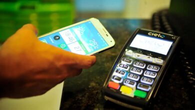 Pagamento via aproximação com celular e terminal de pagamento Cielo.