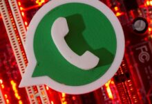 Logotipo do WhatsApp em 3D sobre fundo tecnológico com luzes vermelhas, representando as novidades do aplicativo.