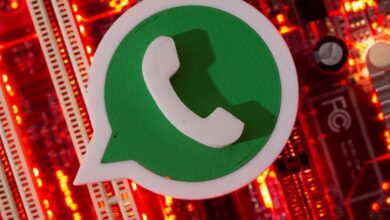 Logotipo do WhatsApp em 3D sobre fundo tecnológico com luzes vermelhas, representando as novidades do aplicativo.
