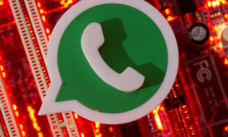 Logotipo do WhatsApp em 3D sobre fundo tecnológico com luzes vermelhas, representando as novidades do aplicativo.