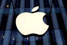 Logo da Apple em fachada de loja com fundo espelhado