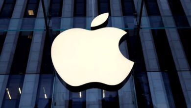 Logo da Apple em fachada de loja com fundo espelhado