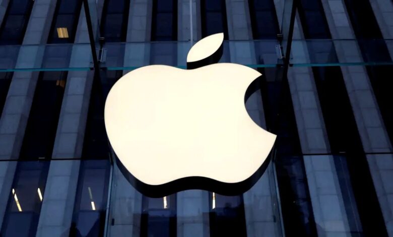 Logo da Apple em fachada de loja com fundo espelhado