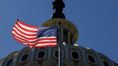 bandeira dos Estados Unidos em frente ao Capitólio sob céu limpo