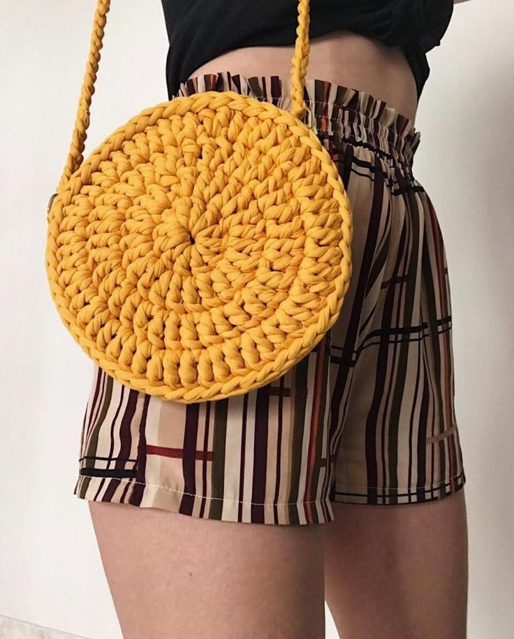 Bolsa redonda de crochê amarela com alça transversal
