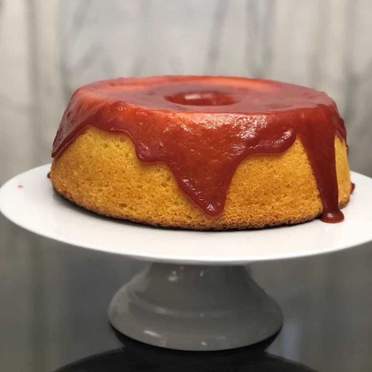 Bolo de fubá com cobertura de goiabada servido em prato de bolo
