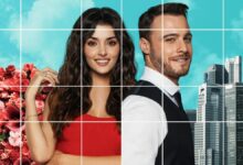 Casal de protagonistas de novela turca com fundo de flores e edifícios urbanos