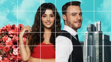 Casal de protagonistas de novela turca com fundo de flores e edifícios urbanos