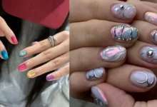 Unhas decoradas coreanas com brilho e elementos metálicos modernos.
