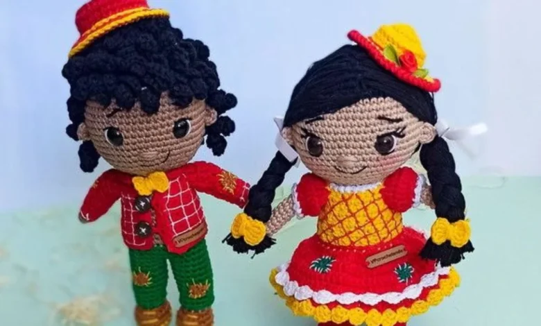 Bonecos de amigurumi caipiras com roupas coloridas, feitos em crochê, representando casal tÃpico de festa junina.