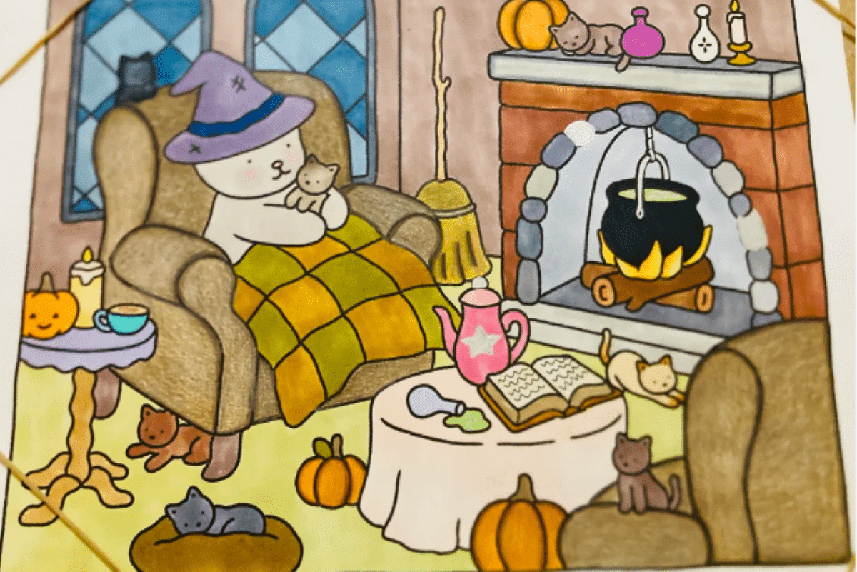 Ilustração encantadora de uma cena de outono com uma mascote relaxando ao lado da lareira, rodeada por gatos e elementos decorativos, representando o estilo artístico único de Abbie Goveia da Bobbie Goods.