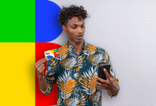 Homem surpreso segura cartão do Bolsa Família enquanto olha o celular.