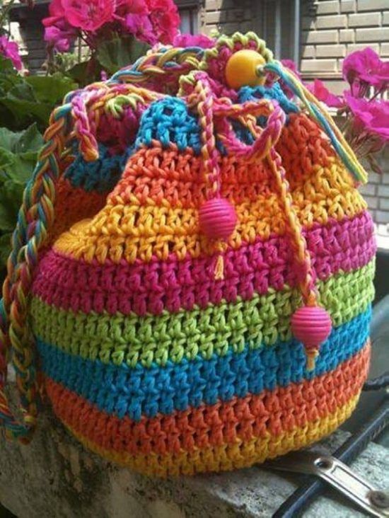  Bolsa saco de crochê colorida com cordão ajustável
