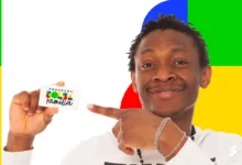 Homem segurando cartão do Bolsa Família, sorrindo e apontando para ele com fundo colorido.