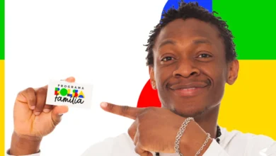 Homem segurando cartão do Bolsa Família, sorrindo e apontando para ele com fundo colorido.