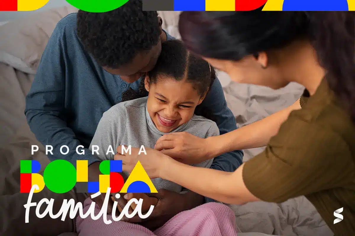 Família recebendo apoio do programa Bolsa Família, com mãe, pai e filha sorrindo em casa.