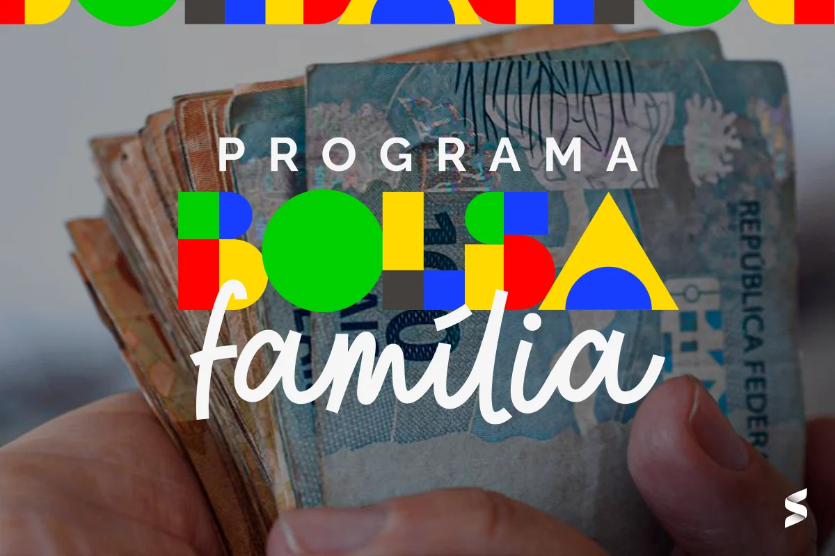 Mão segurando uma pilha de notas representando o benefício do programa Bolsa Família