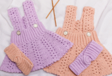 Dois vestidos de crochê infantil em tons pastel lilás e salmão com faixas combinando