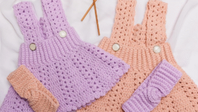 Dois vestidos de crochê infantil em tons pastel lilás e salmão com faixas combinando