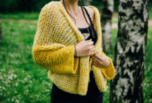 Mulher vestindo casaco de crochê amarelo, estilo confortável e quentinho