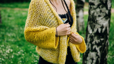 Mulher vestindo casaco de crochê amarelo, estilo confortável e quentinho