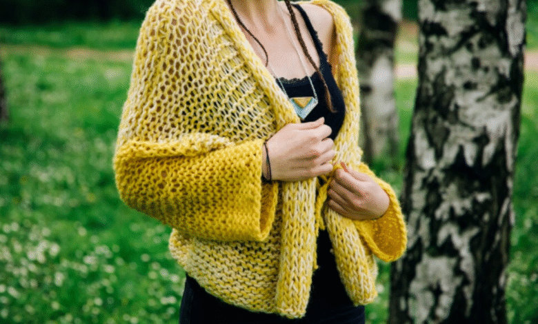 Mulher vestindo casaco de crochê amarelo, estilo confortável e quentinho