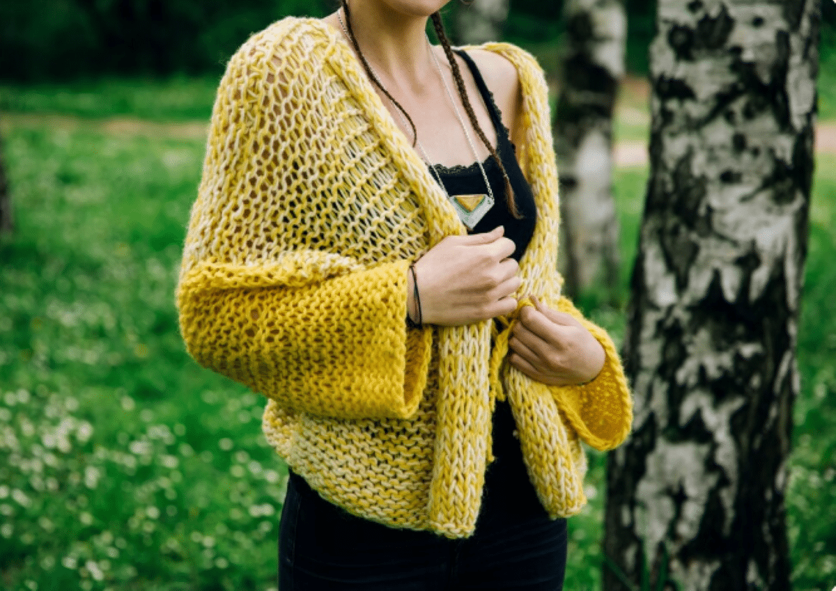 Mulher vestindo casaco de crochê amarelo, estilo confortável e quentinho