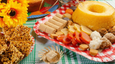 Comidas típicas de festa junina, com doces, bolo e outros quitutes tradicionais.