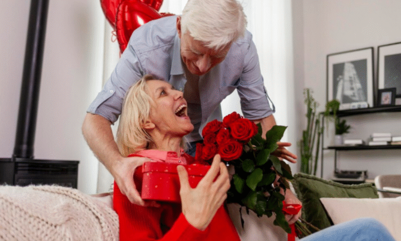 Casal trocando presentes e flores no Dia dos Namorados