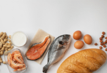 Alimentos ricos em proteínas, como peixe, camarão, ovos, leite, amendoim e pão, que ajudam a fortalecer unhas e cabelos.