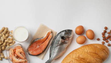 Alimentos ricos em proteínas, como peixe, camarão, ovos, leite, amendoim e pão, que ajudam a fortalecer unhas e cabelos.