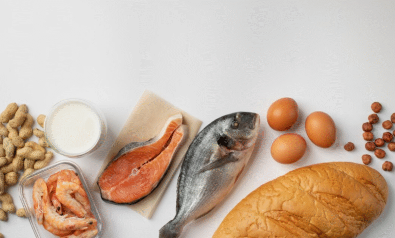 Alimentos ricos em proteÃnas, como peixe, camarão, ovos, leite, amendoim e pão, que ajudam a fortalecer unhas e cabelos.