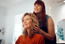 Mulher madura no salão experimentando novo corte de cabelo moderno