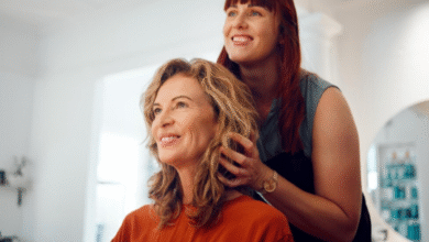 Mulher madura no salão experimentando novo corte de cabelo moderno