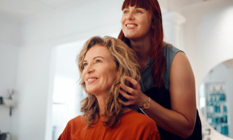 Mulher madura no salão experimentando novo corte de cabelo moderno