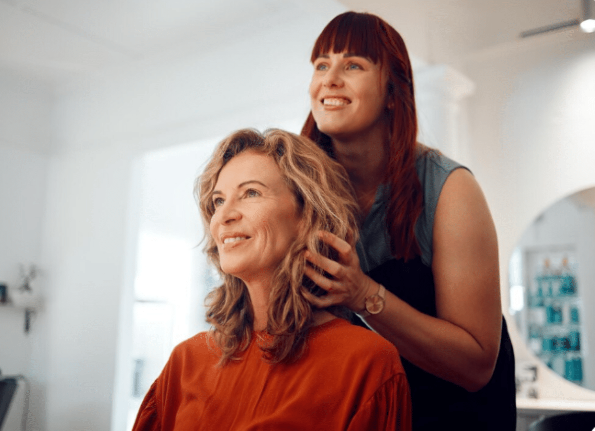 Mulher madura no salão experimentando novo corte de cabelo moderno