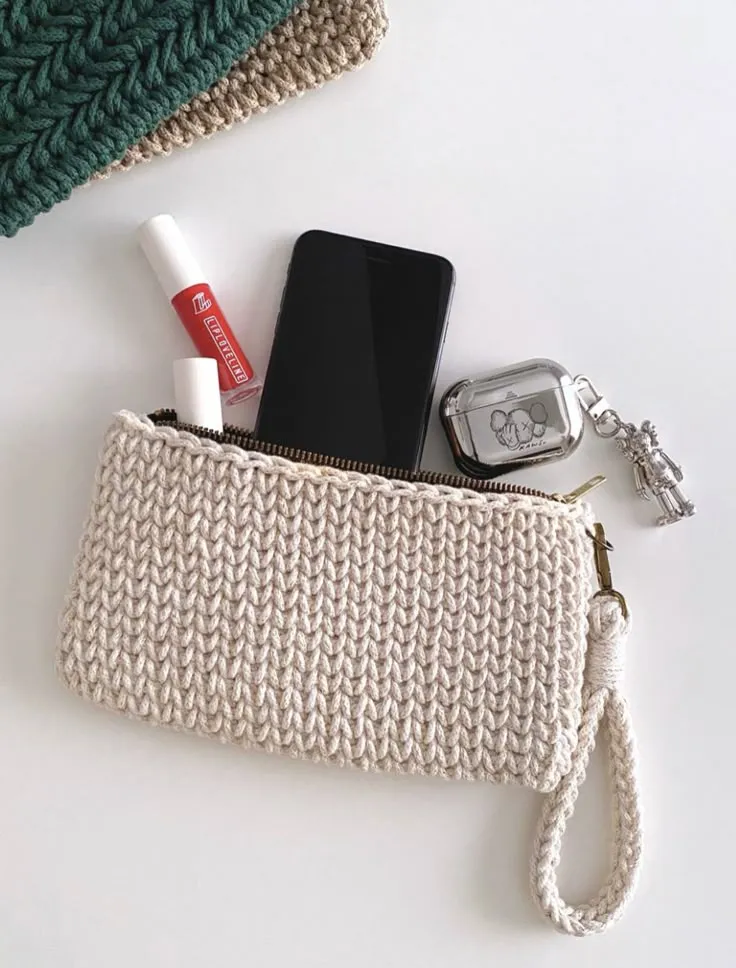 Clutch de crochê elegante com itens pessoais