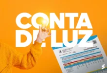 Pessoa segurando lâmpada com uma conta de luz, representando a tarifa social de energia elétrica