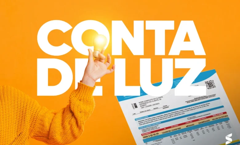 Pessoa segurando lâmpada com uma conta de luz, representando a tarifa social de energia elétrica