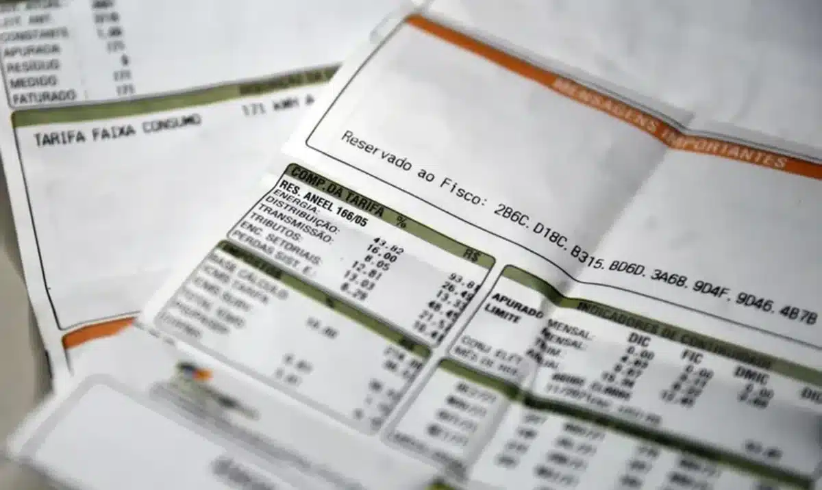 Imagem de faturas de energia elétrica mostrando dados sobre tarifa e consumo.