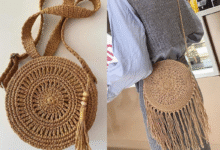 Duas bolsas de crochê estilo boho em formato redondo, com franjas e alça longa artesanal