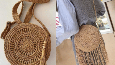 Duas bolsas de crochê estilo boho em formato redondo, com franjas e alça longa artesanal
